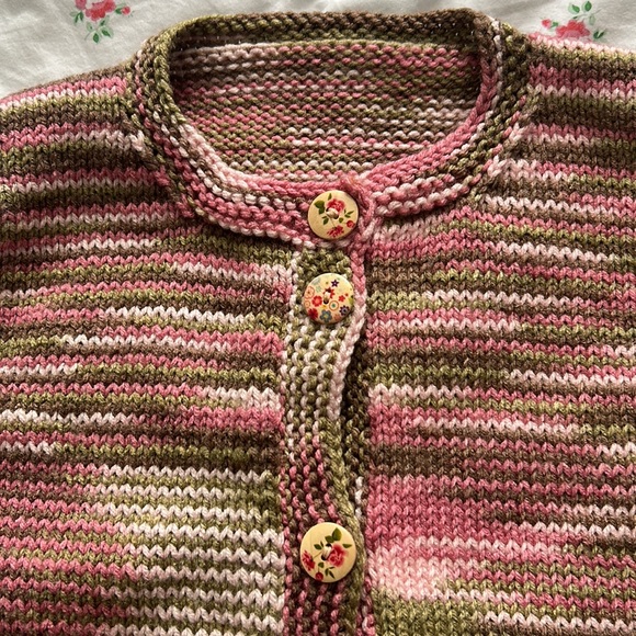 Vintage hand knit sweater vest with floral buttons - Picture 2 of 7